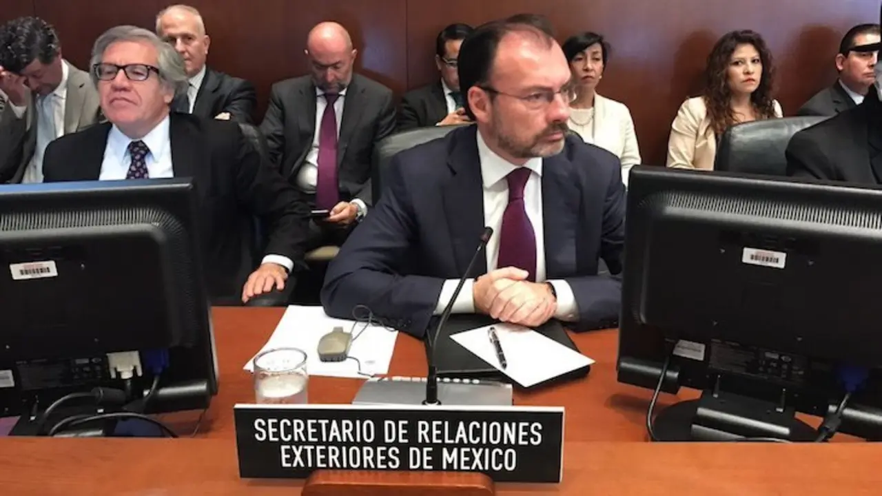 Luis Videgaray (centro), en una reunión de la OEA junto a Luis Almagro (izquierda). / Twitter