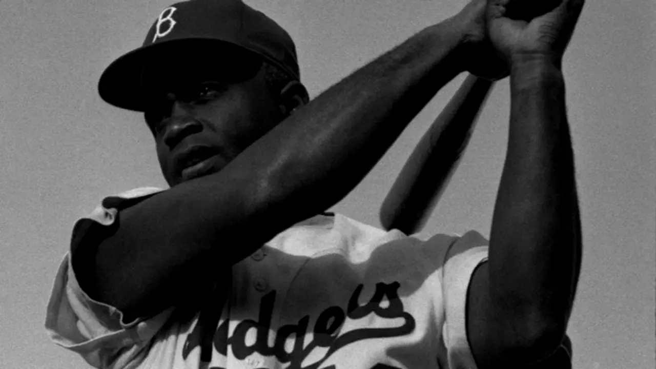 Jackie Robinson con el uniforme de los Brooklyn Dodgers.