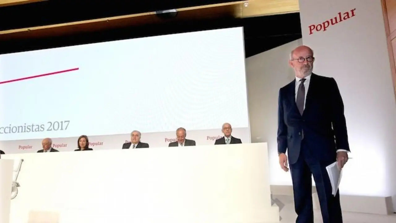 Emilio Saracho (de pie), presidente del Banco Popular. / Twitter