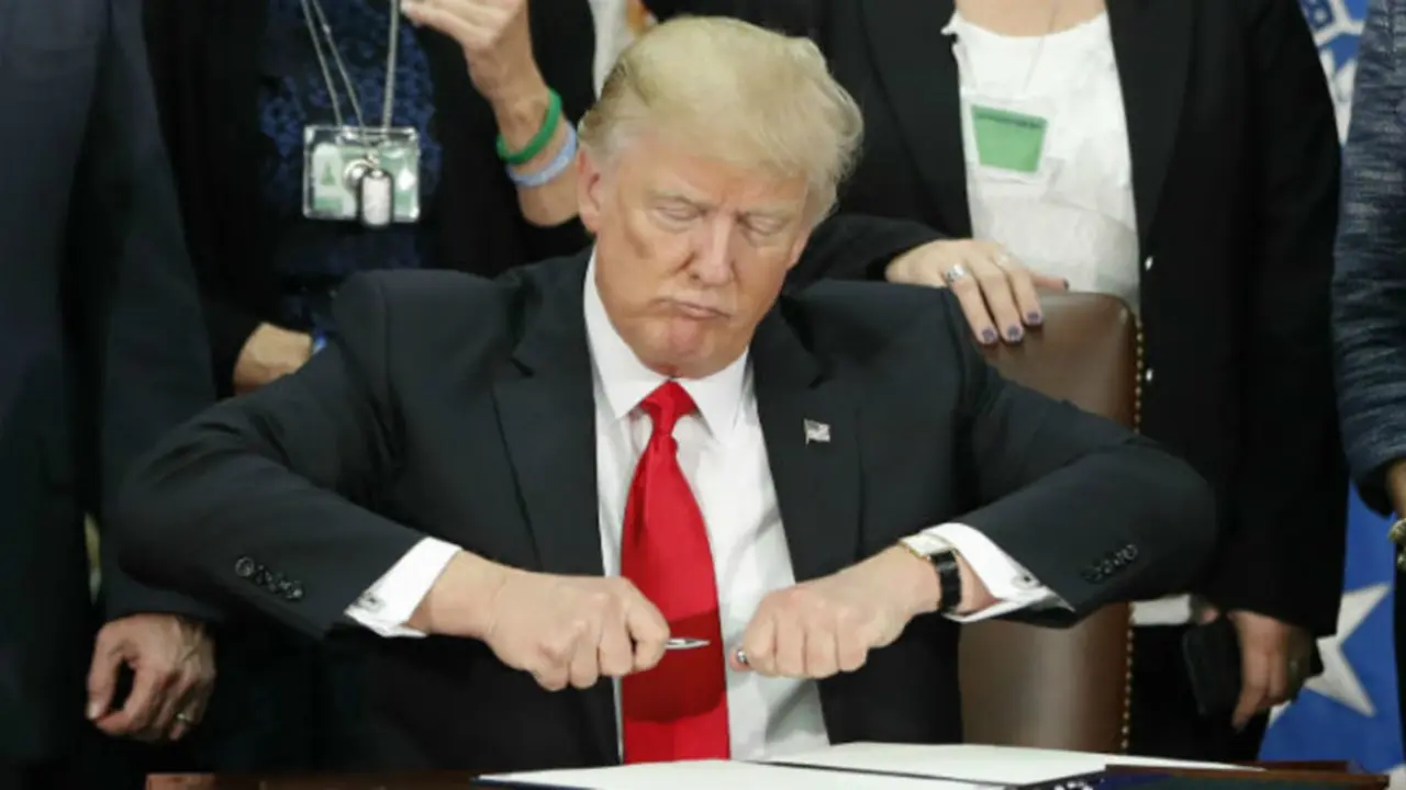 Donald Trump firmando decreto en la Casa Blanca. / El Peri&oacute;dico