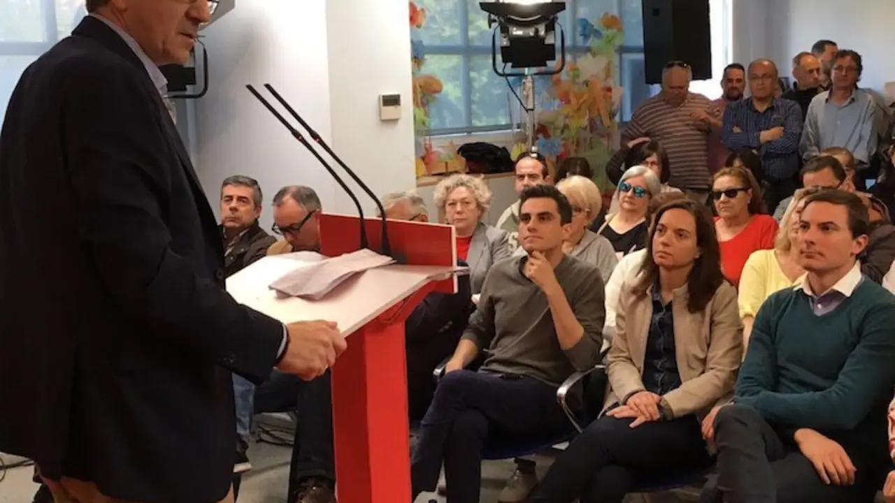 Patxi López (primer plano) aspirante a la secretaría general del PSOE. / Twitter