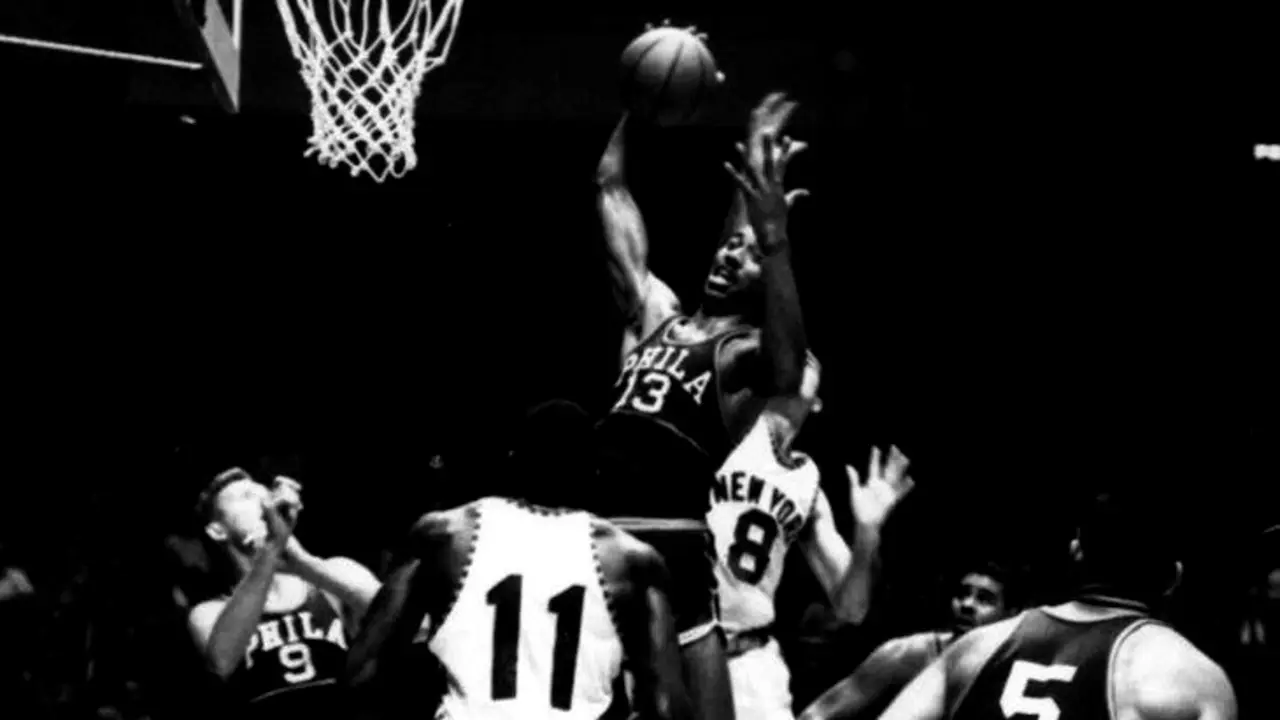 Los Philadelphia Warriors (de uniforme negro), hoy establecidos en Golden State.