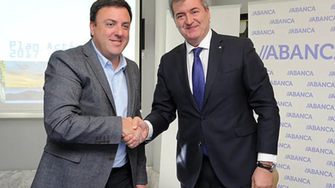 El presidente de la DIputación de A Coruña, Valentín González Formoso, y el director de Negocio Institucional de Abanca, Santiago Novoa García. / Mundiario