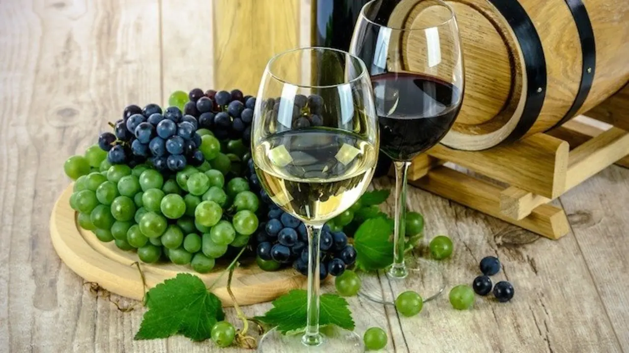 Vino tinto y vino blanco. / Pixabay