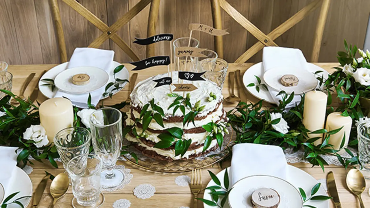 Mesa de una boda chic.