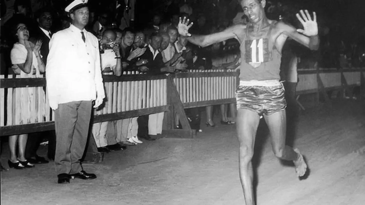 Abebe Bikila cruza la meta en la maratón de Roma.