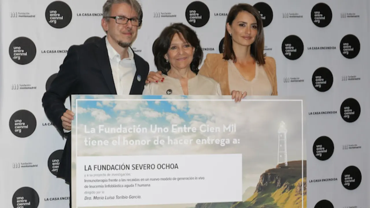 Penélope Cruz junto a la Dra. María Luis Toribio, ganadora de la beca de investigación de la ONG Uno entre cien mil. / unoentrecienmil.org