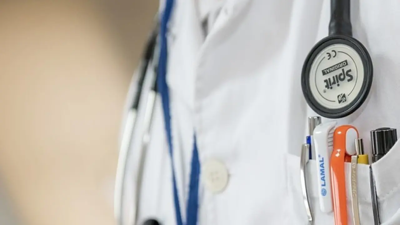 Doctor con estetoscopio. / Pixabay.