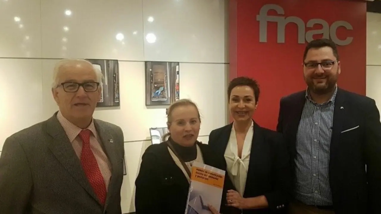 Olga Casal en la presentaci&oacute;n de su libro arropada por sus compa&ntilde;eros de la Asociaci&oacute;n de Protocolo de Galicia.