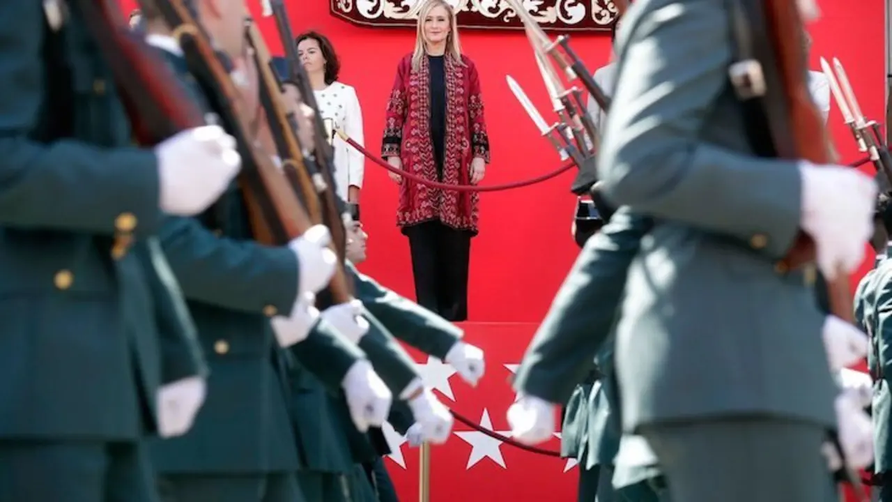 Cristina Cifuentes (al fondo) durante un acto oficial este dos de mayo. / Twitter