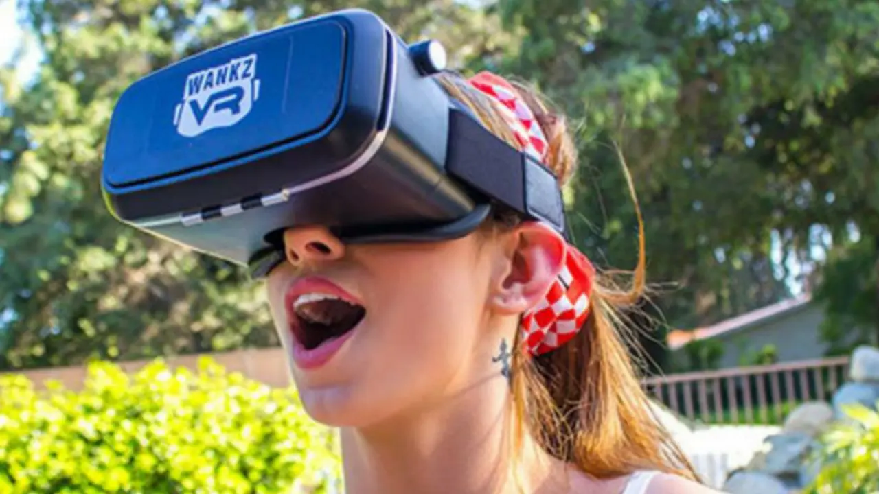 Mujer disfrutando del porno en realidad virtual. WankzVR.