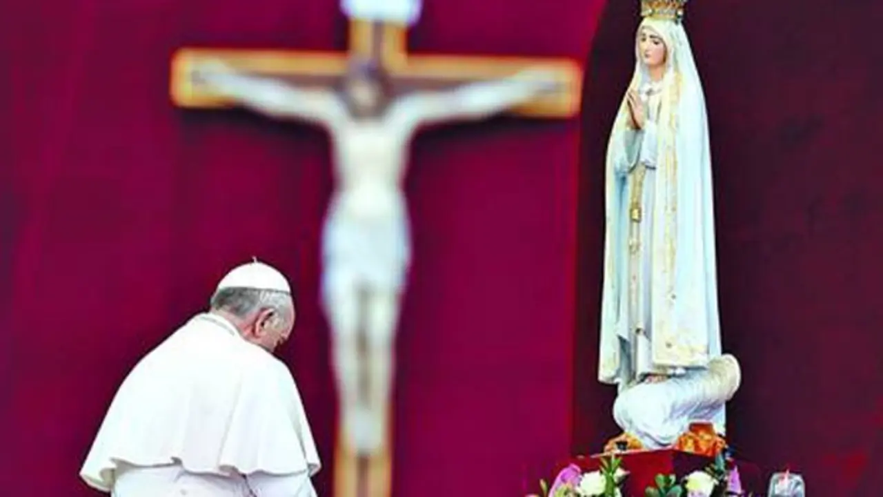 El Papa y la Virgen de Fátima ante un crucifijo. / Foros de la Virgen María