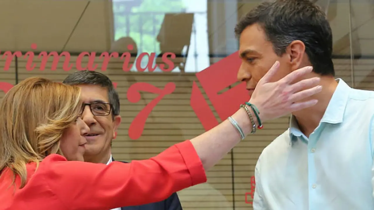 Susana Díaz saluda a Pedro Sánchez en presencia de Patxi López. / eldiario.es