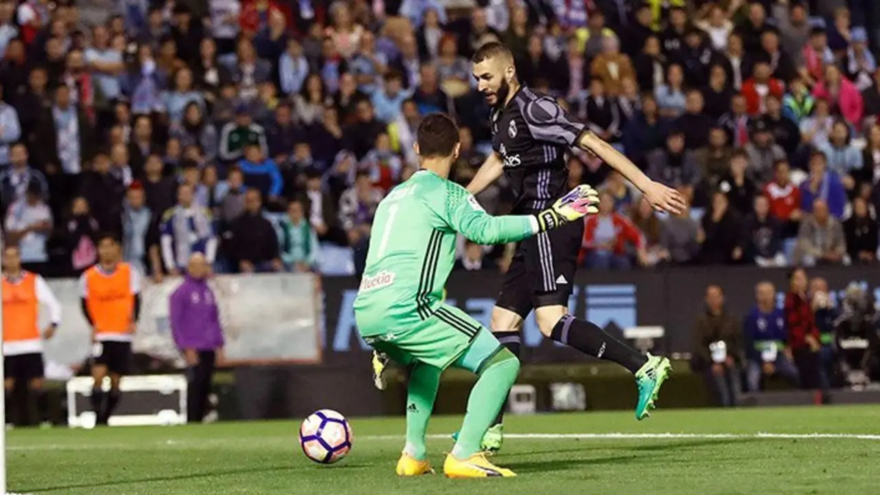 El guardameta Sergio ante Benzema. / RR SS