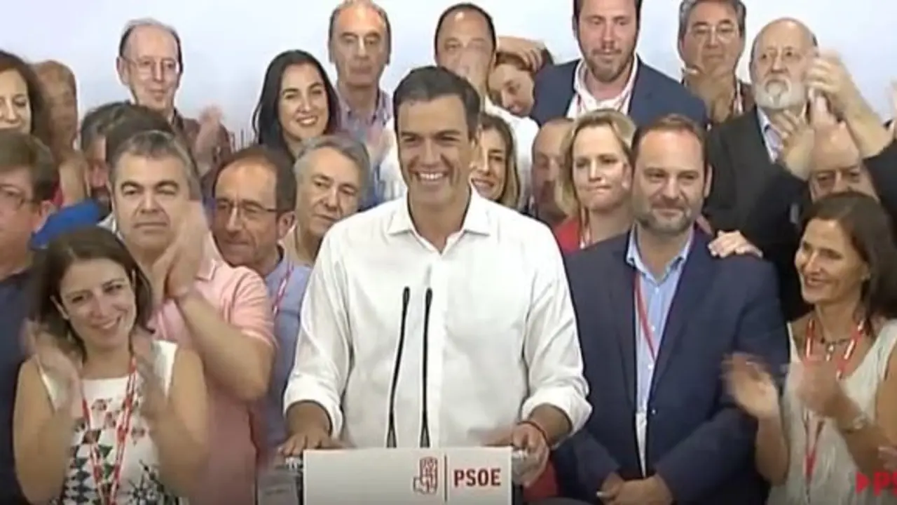 Pedro Sánchez, respaldado por sus seguidores. / PSOE