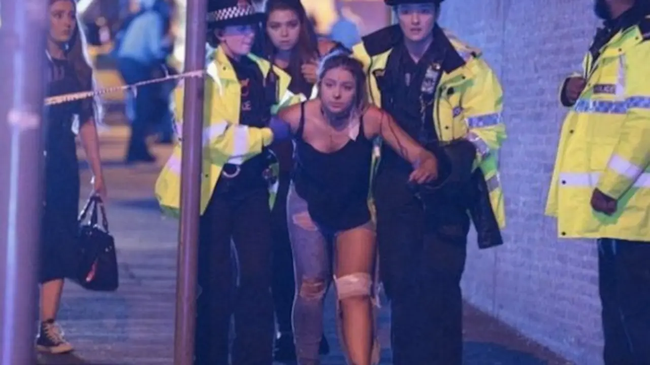 Una joven herida tras el atentado en Manchester. / Twitter