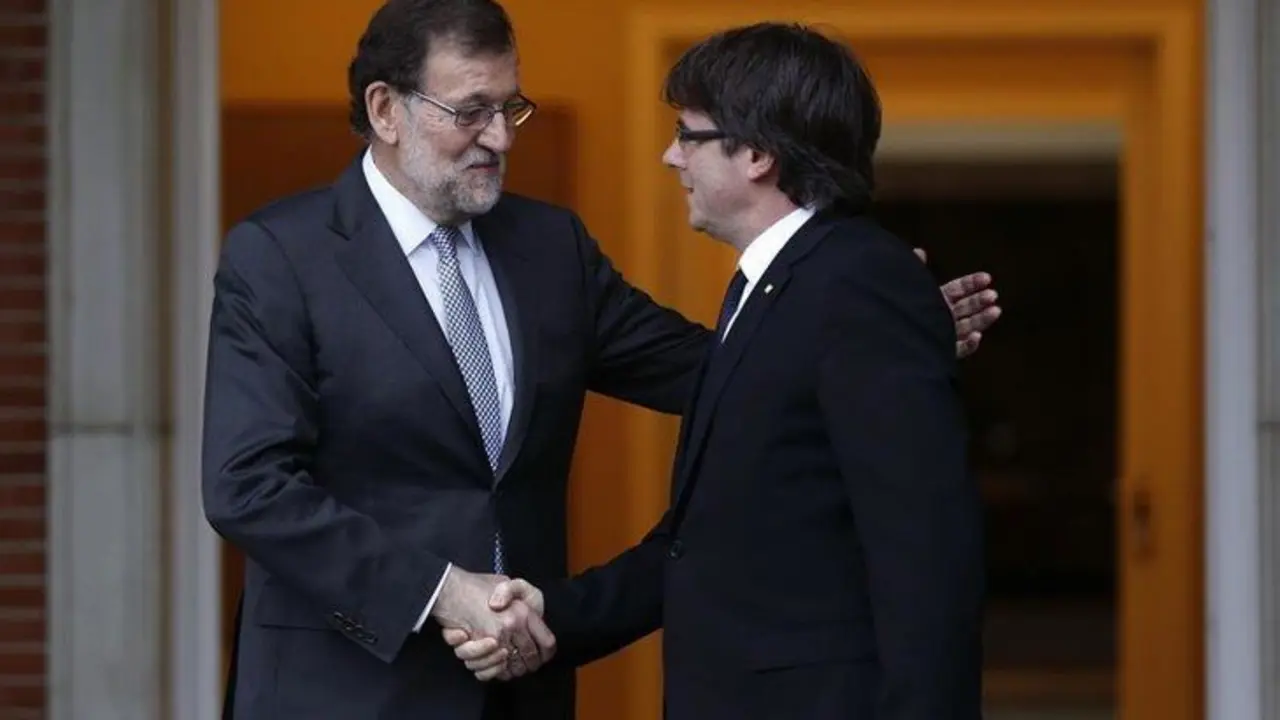 Mariano Rajoy, jefe de Gobierno de Espa&ntilde;a y Carles Puigdemont, expresidente de Catalu&ntilde;a. / RR SS