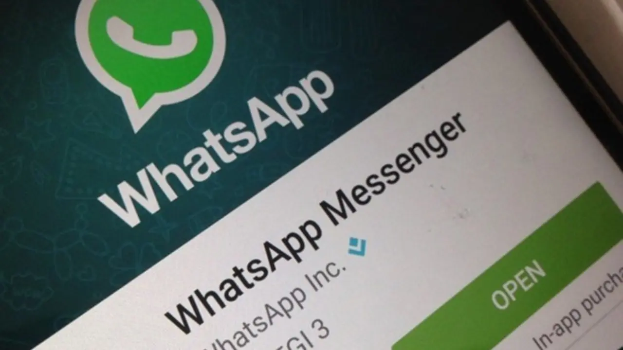 Imagen de la aplicaci&oacute;n WhatsApp en un tel&eacute;fono. RRSS