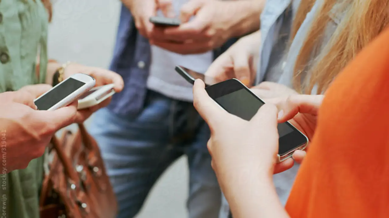 J&oacute;venes utilizando sus smartphon. / Mundiario