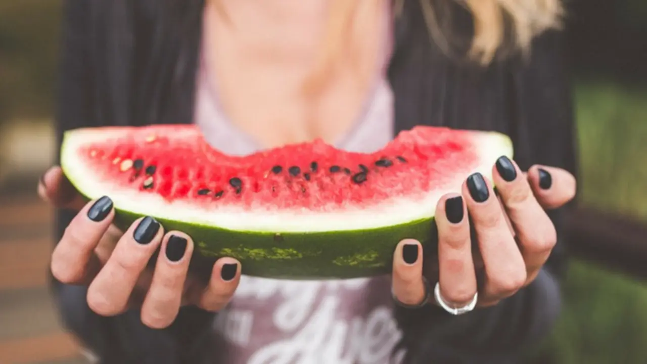 Mujer comiendo sandia. Pixabay.