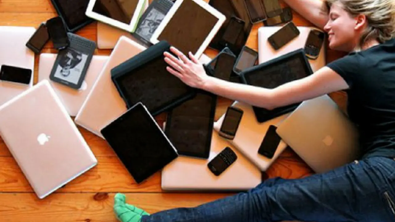 Joven obsesionada con la tecnolog&iacute;a. Pinterest.