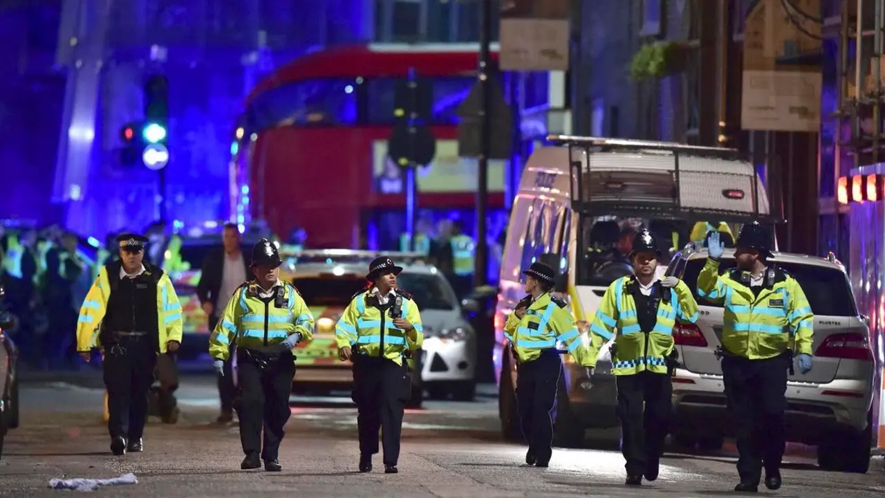Policías en Londres esta madrugada. / Twitter