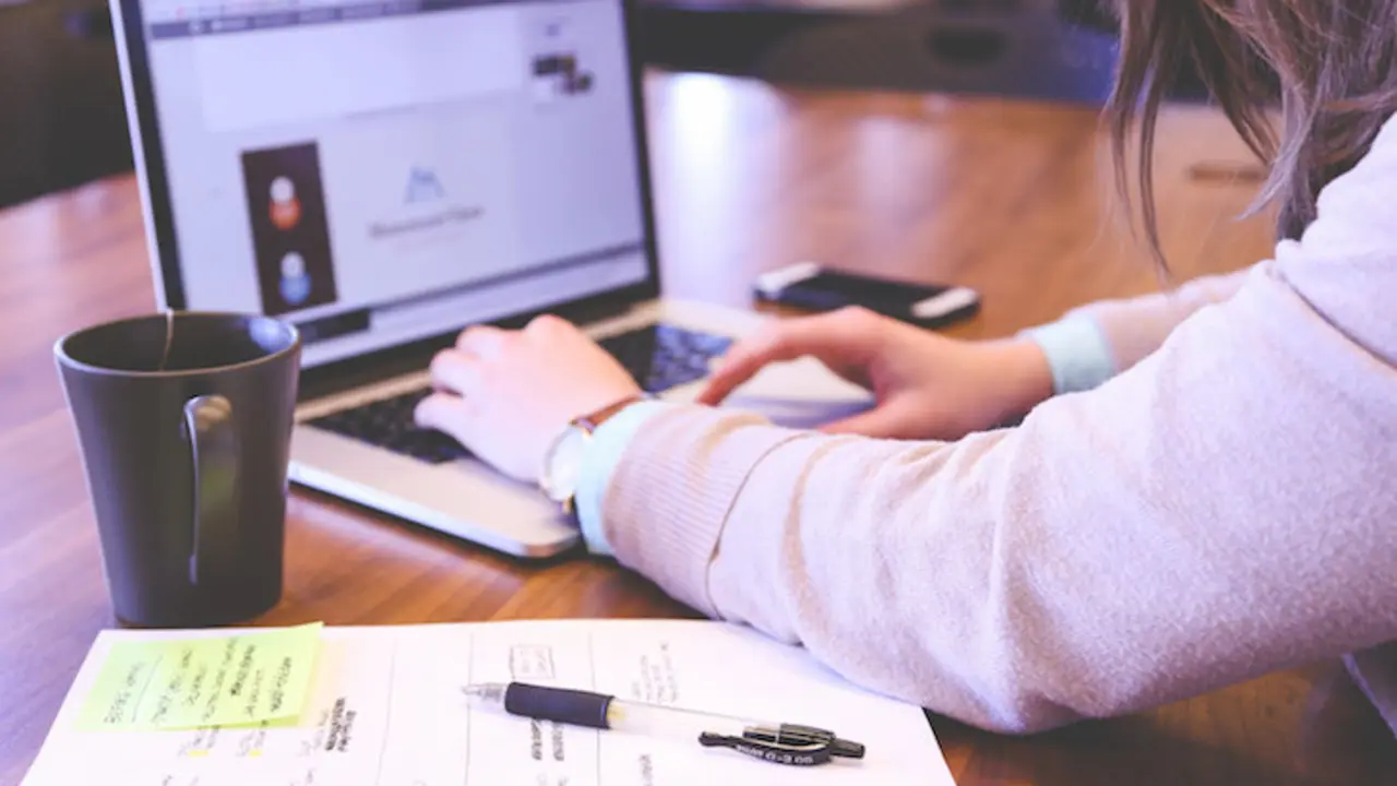Una joven trabaja en una startup en su ordenador. / Pixabay.