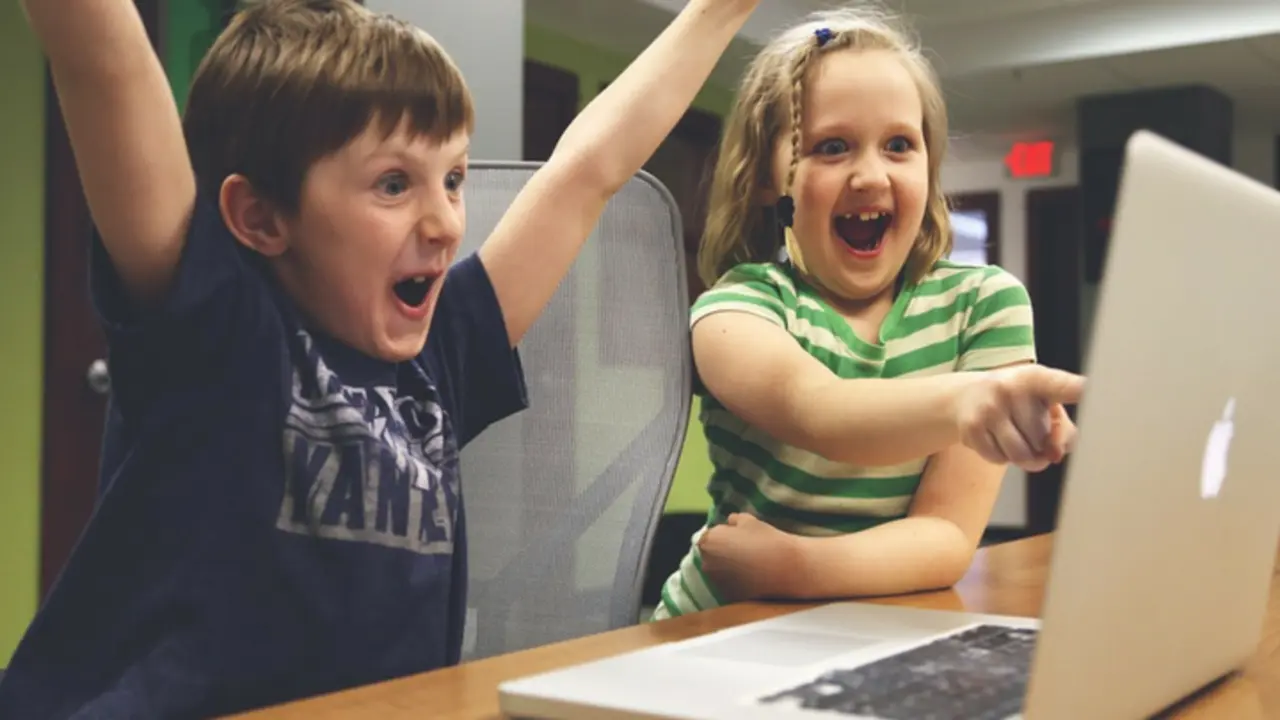 Ni&ntilde;os jugando online. Pixabay.