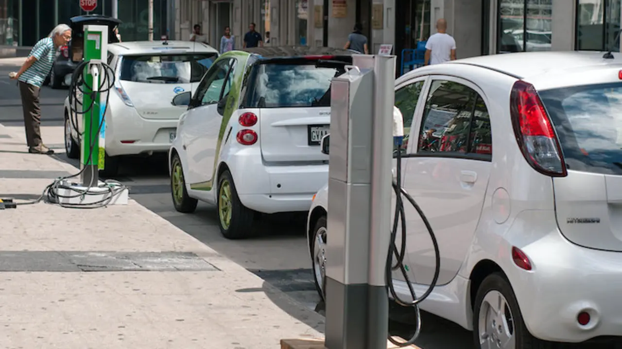 Vehículos eléctricos aparcados en una calle.