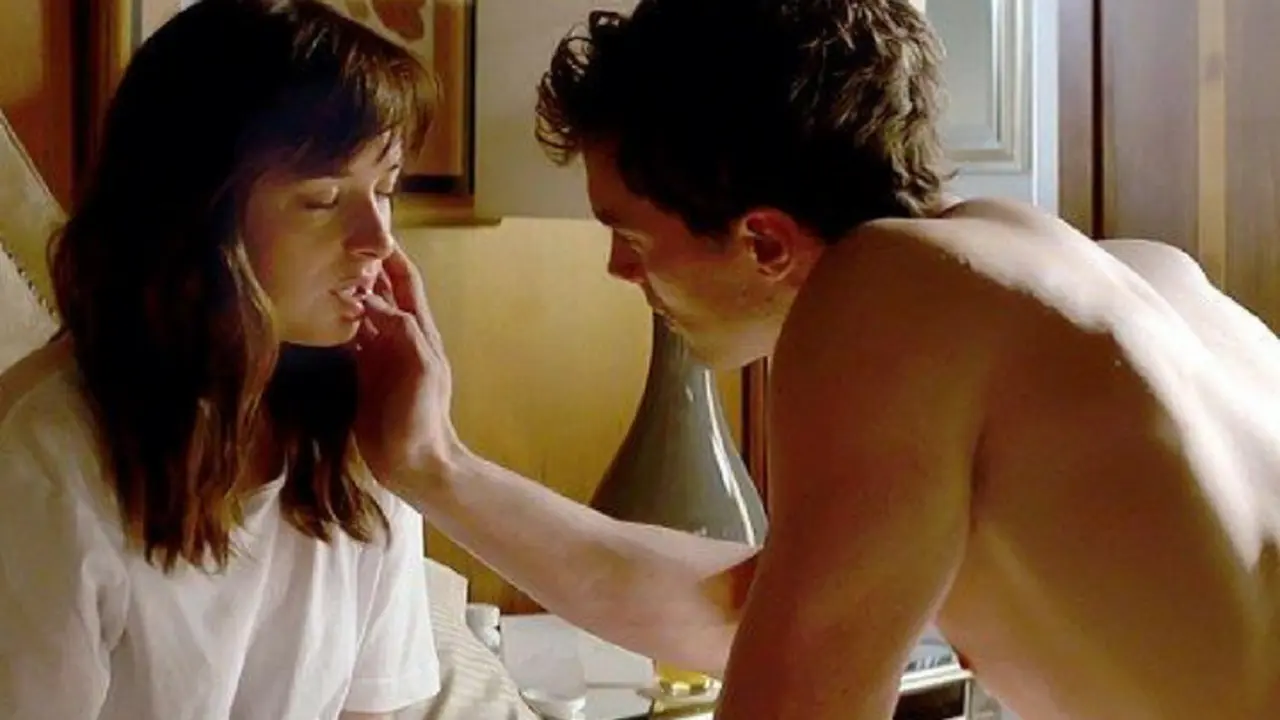 Dakota Johnson, actriz, y Jamie Dornan, actor, en Cincuenta sombras de Grey. Universal.