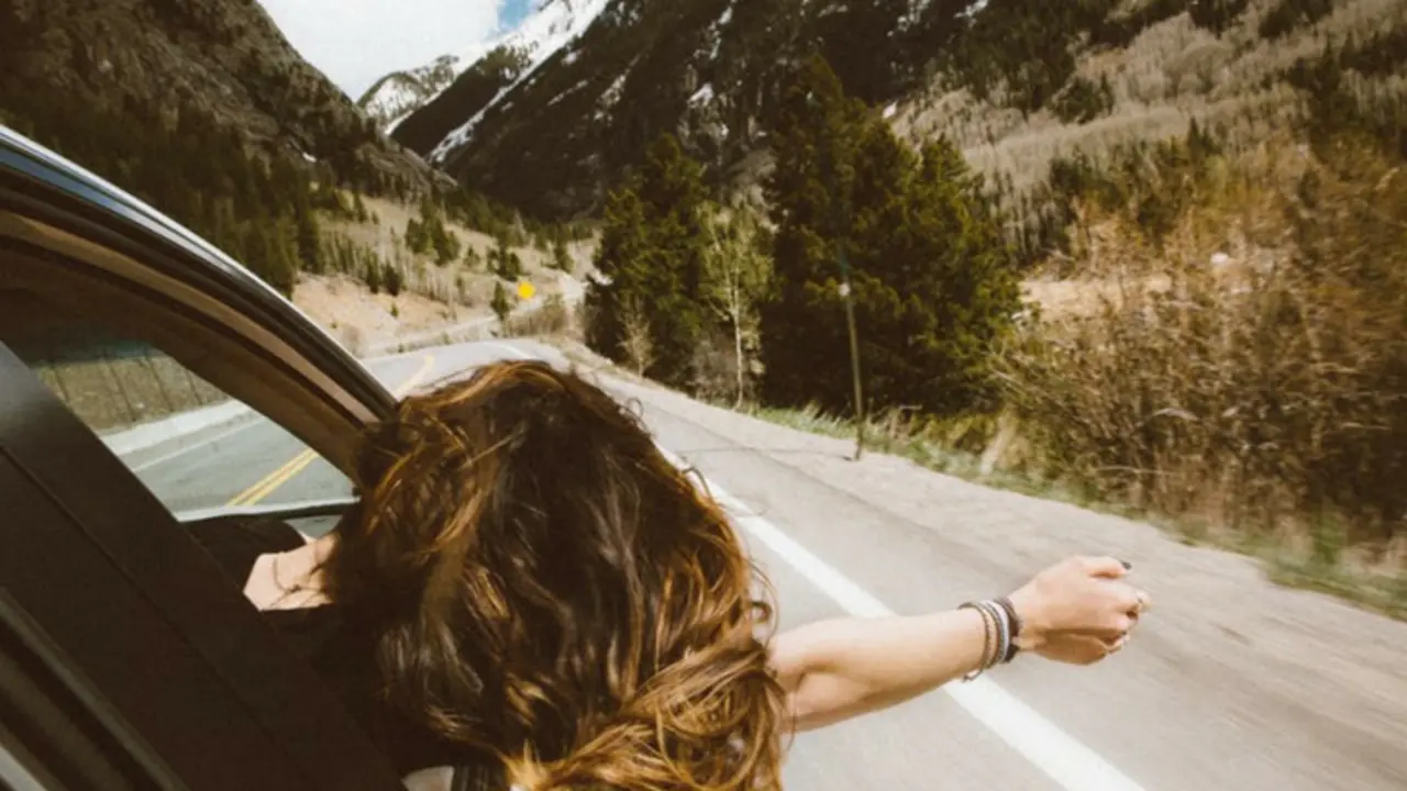 Mujer conduciendo. Pexels.