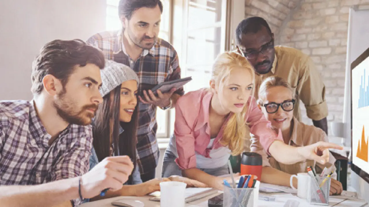 Millennials trabajando. / Peaksalesrecruiting.com.