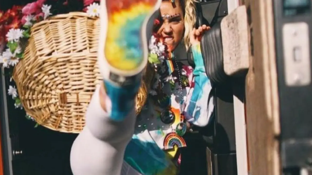 Mile Cyrus, cantante y actriz. Converse.