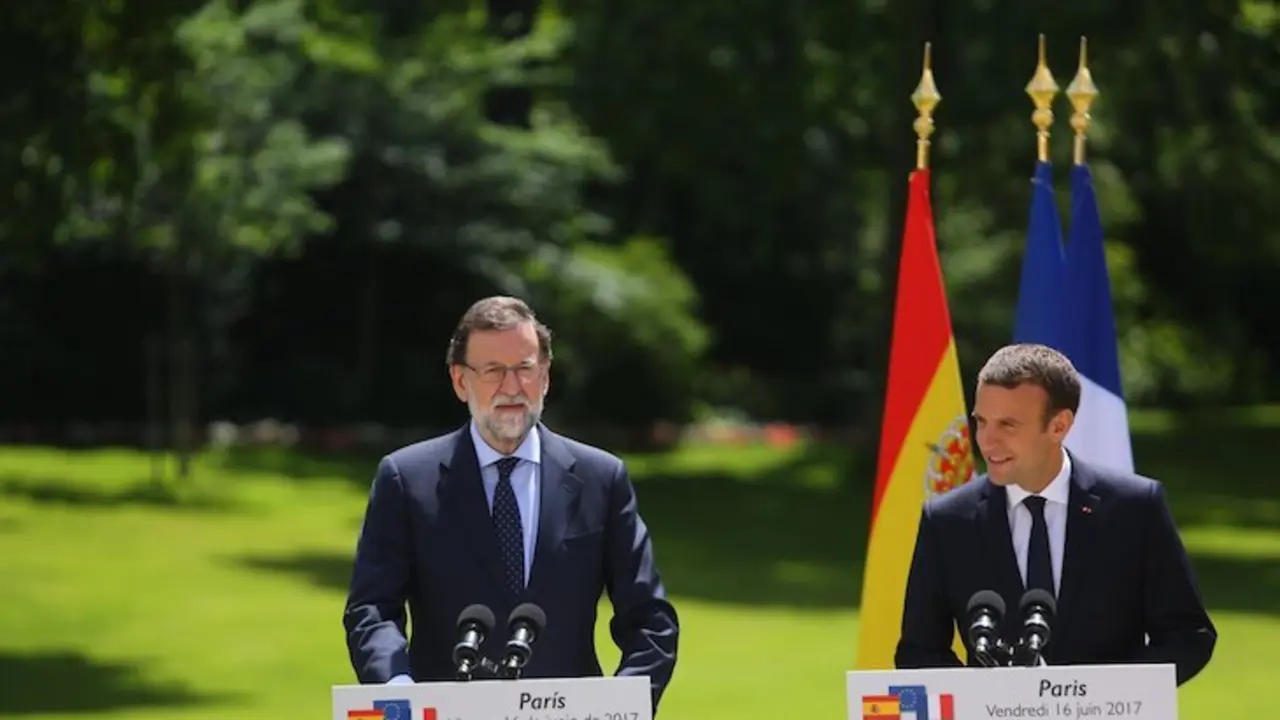 Mariano Rajoy (izq.) junto a Emmanuel Macron, presidente de Francia. / Twitter