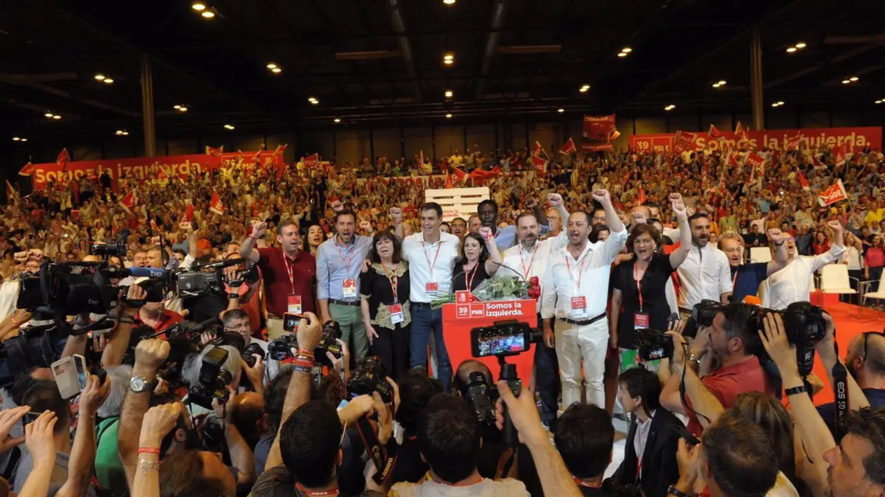 Pedro S&aacute;nchez, con su equipo, en el 39 Congreso Federal del PSOE. / Mundiario