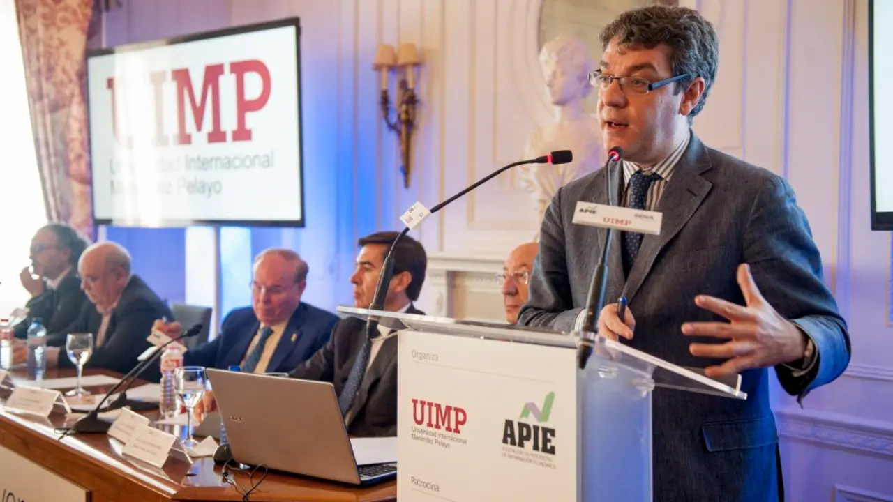 &Aacute;lvaro Nadal, ministro de Industria,en el curso de econom&iacute;a organizado por la APIE en la UIMP. / APIE