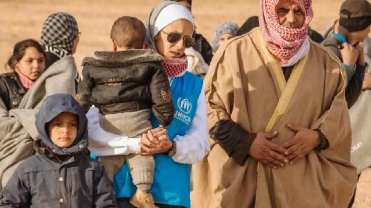 Refugiados sirios siendo ayudados por un agente de la Acnur. / RR SS