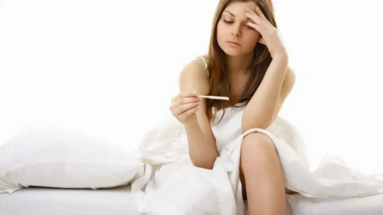 Mujer observando una prueba de embarazo. Mujereshoy.com