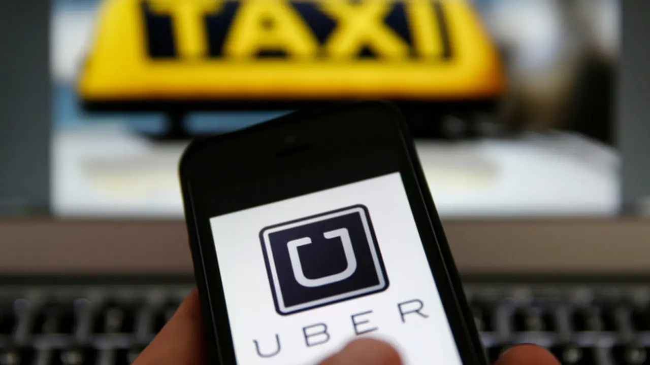 Persona utilizando Uber. / RRSS