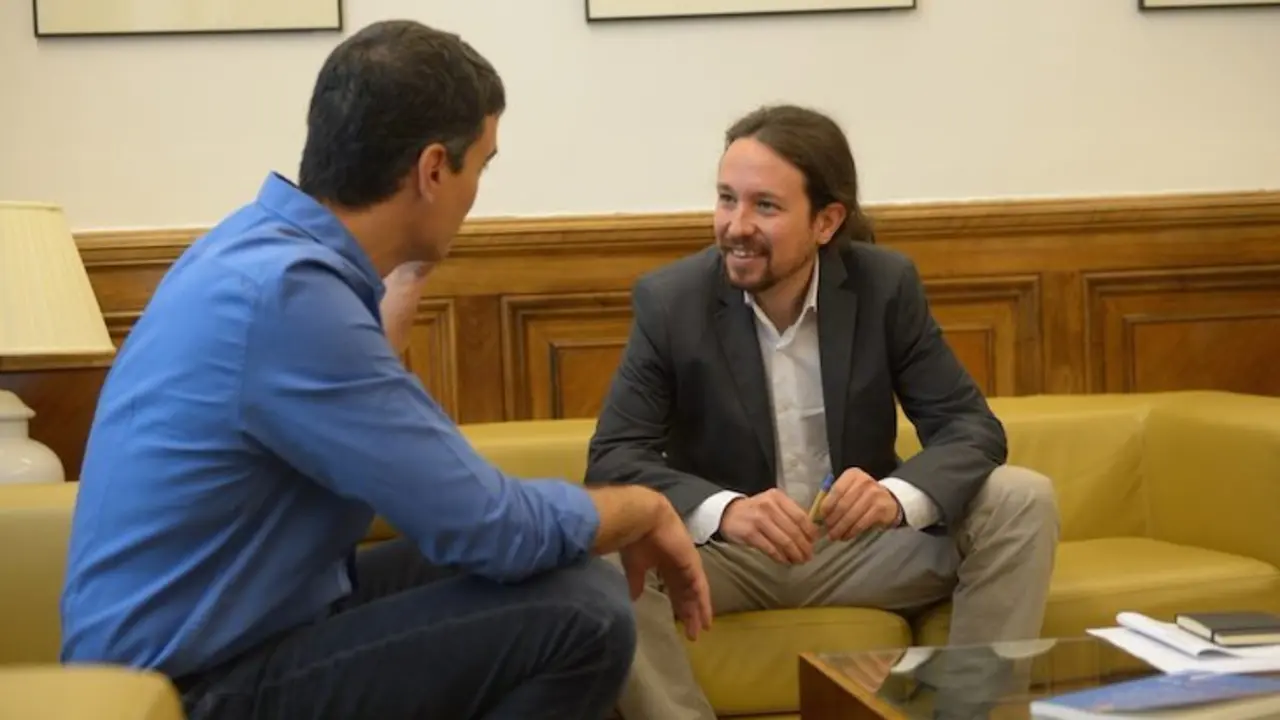 Pablo Iglesias conversa con Pedro Sánchez. / Twitter