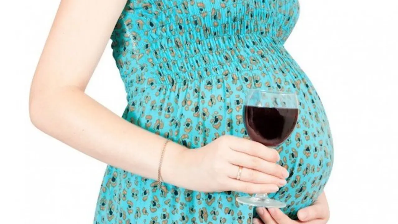 Mujer embarazada bebiendo alcohol. / RRSS