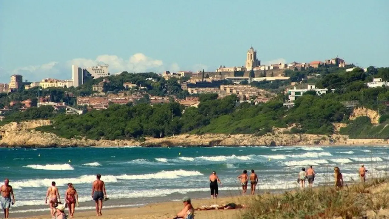 Turistas en una playa de Tarragona. / RR SS.