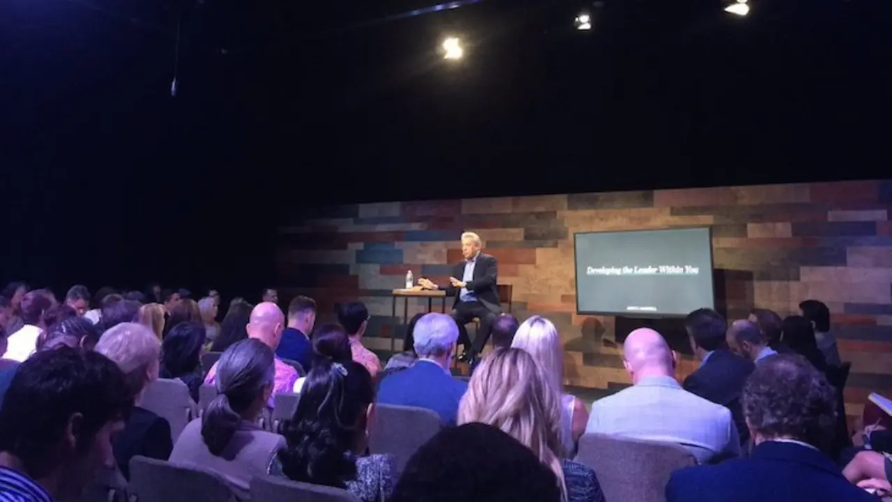 El escritor John C. Maxwell (centro) imparte una conferencia en Atlanta. / Twitter