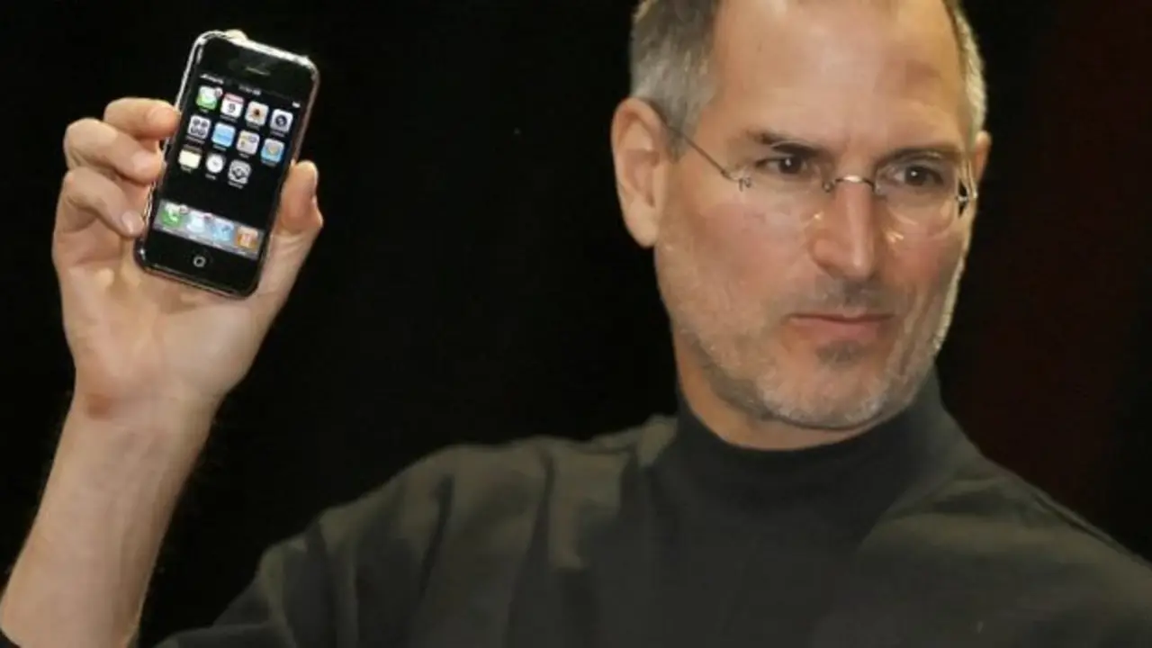 Steve Jobs presentando el iPhone. / Facebook.