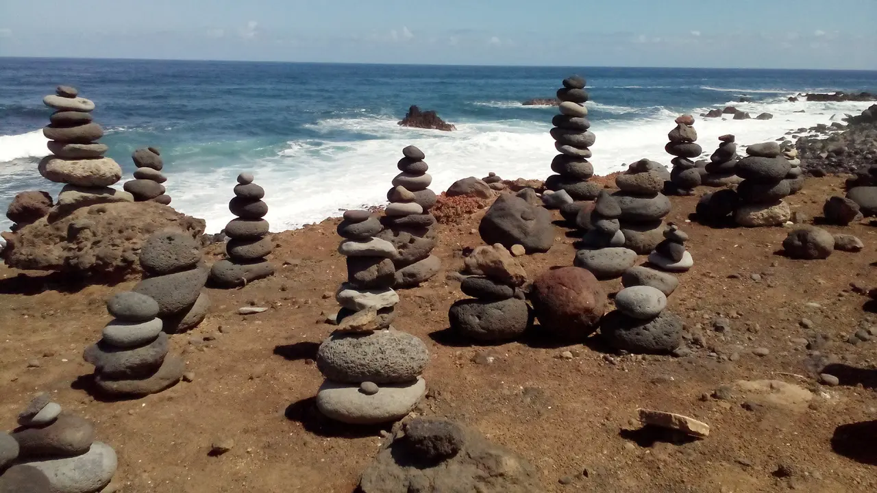  Esculturas de piedras cerca de Playa Jard&iacute;n, en el Puerto de la Cruz, Tenerife / Francisco Pu&ntilde;al Su&aacute;rez
                              