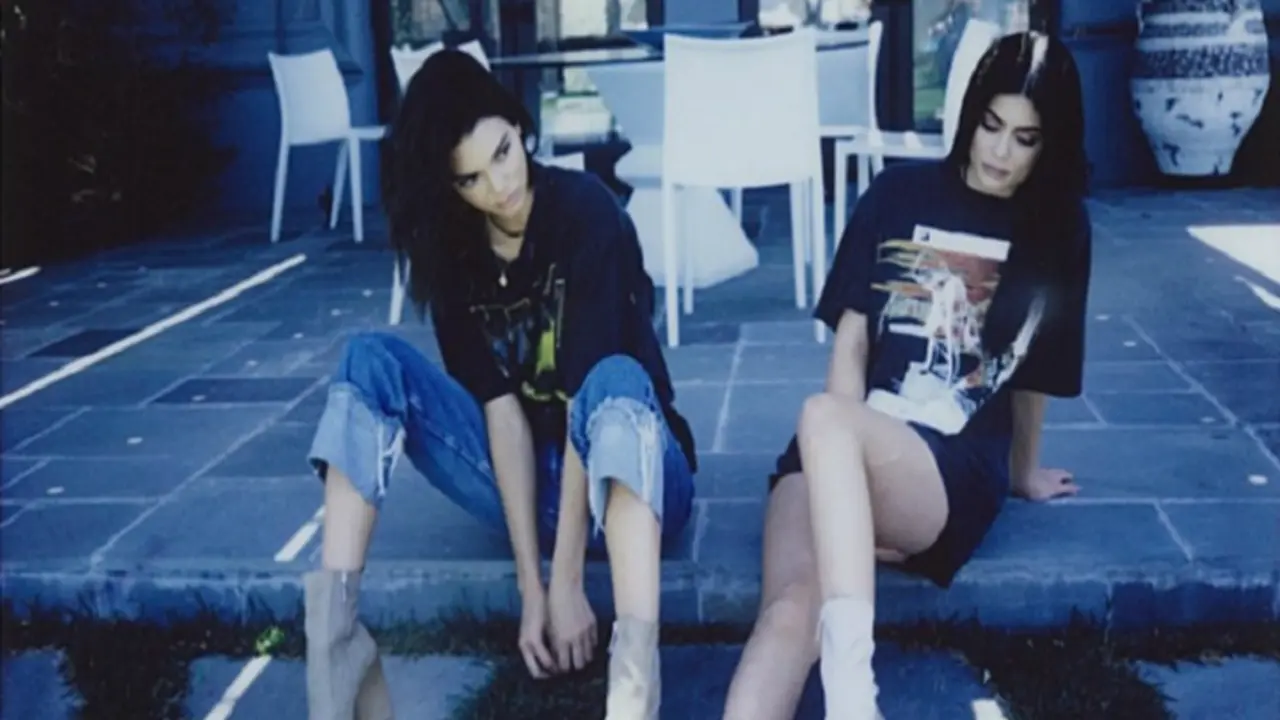 Kendall y Kylie Jenner posando con sus nueva y pol&eacute;mica colecci&oacute;n de camisetas. / Instagram