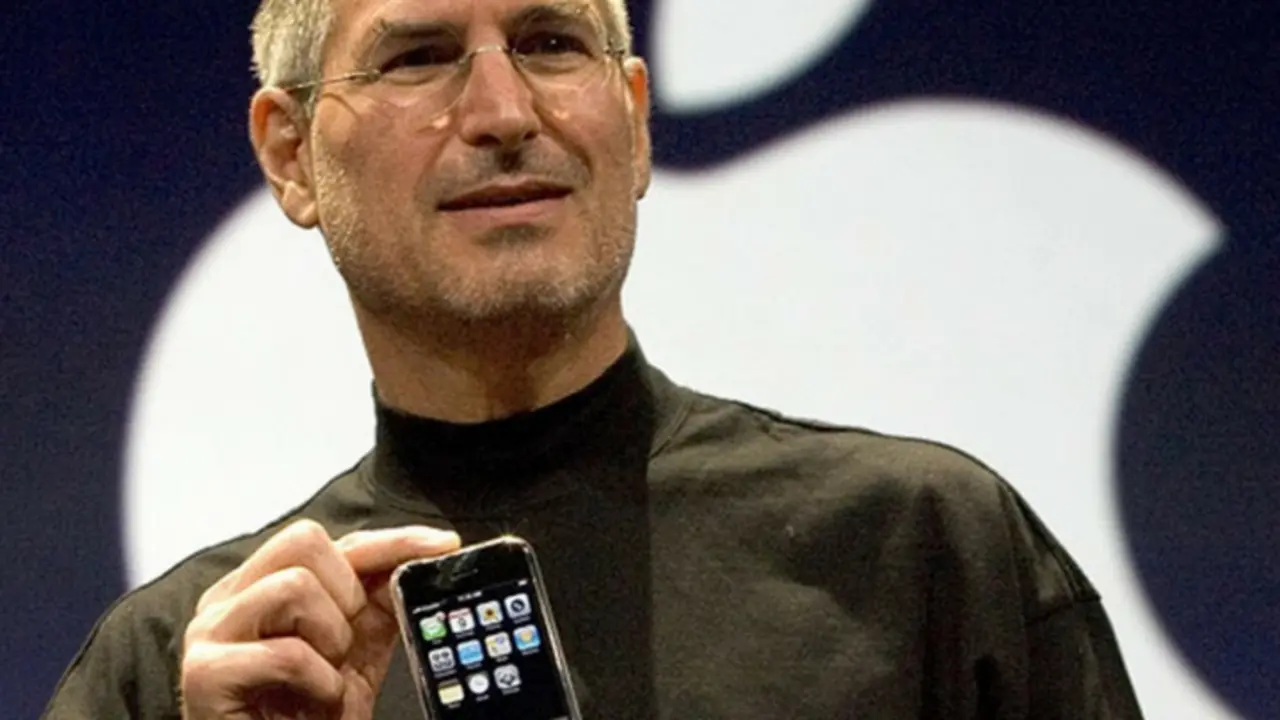 Steve Jobs, empresario, presetado el primer iPhone. Apple.
