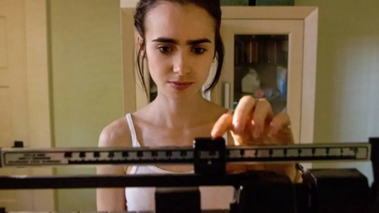 Lily Collins, actriz, en Hasta los huesos. Netflix.