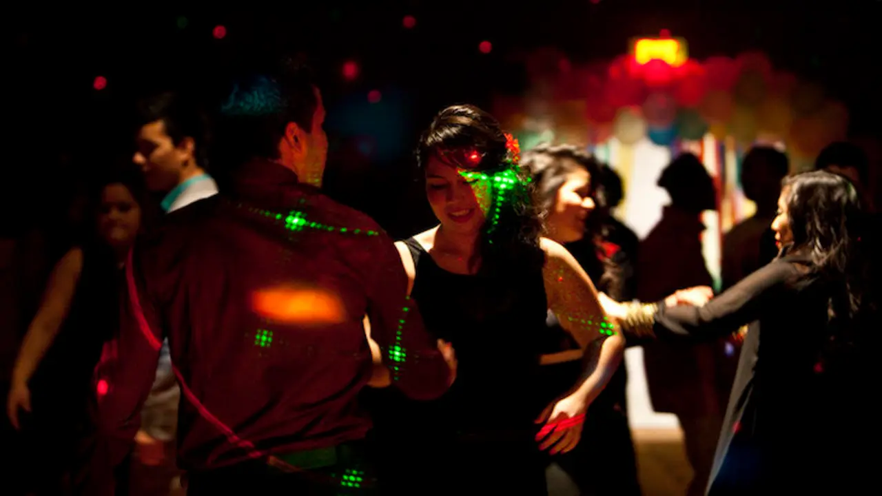 Pareja bailando en una fiesta.