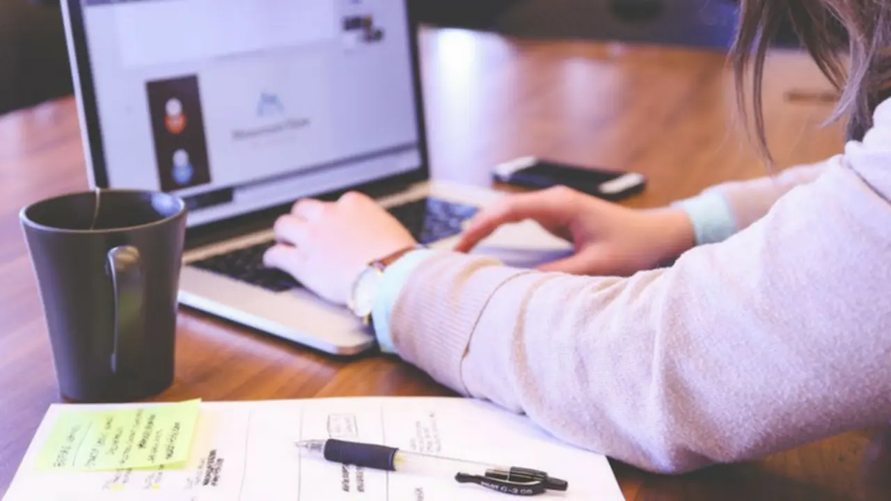 Mujer trabajando. Pexels.